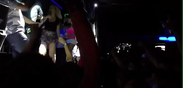  Mc Roba Cena deixa a puta só de body e faz a safada mostrar a buceta pro baile todo